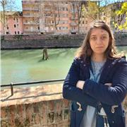 Ciao! Sono Chiara, 22 anni, mi sto per laureare (a giugno) in lettere moderne a Padova e sono disponibile tanto per la preparazione di esami universitari quanto per l'aiuto nello studio dalle elementari alle superiori, prevalentemente online ma valuto la